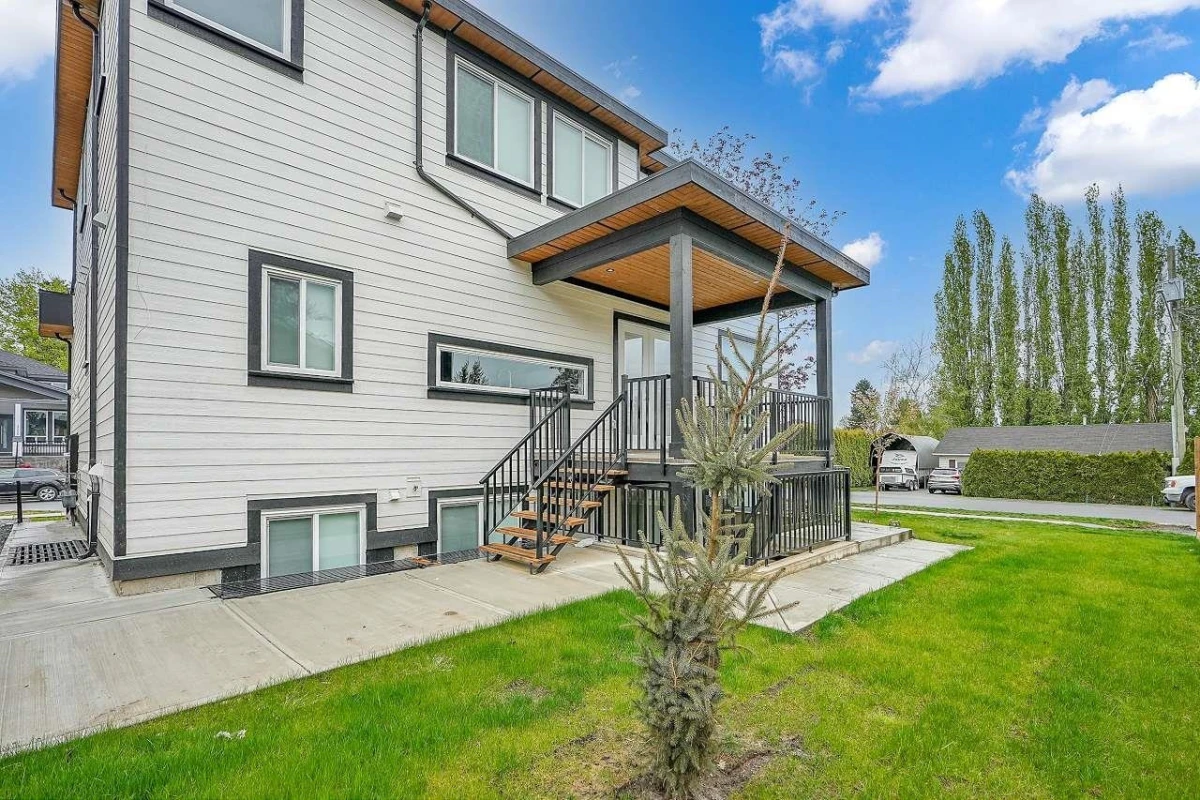 Family Room Photo of 17246 59 Avenue, Surrey, BC