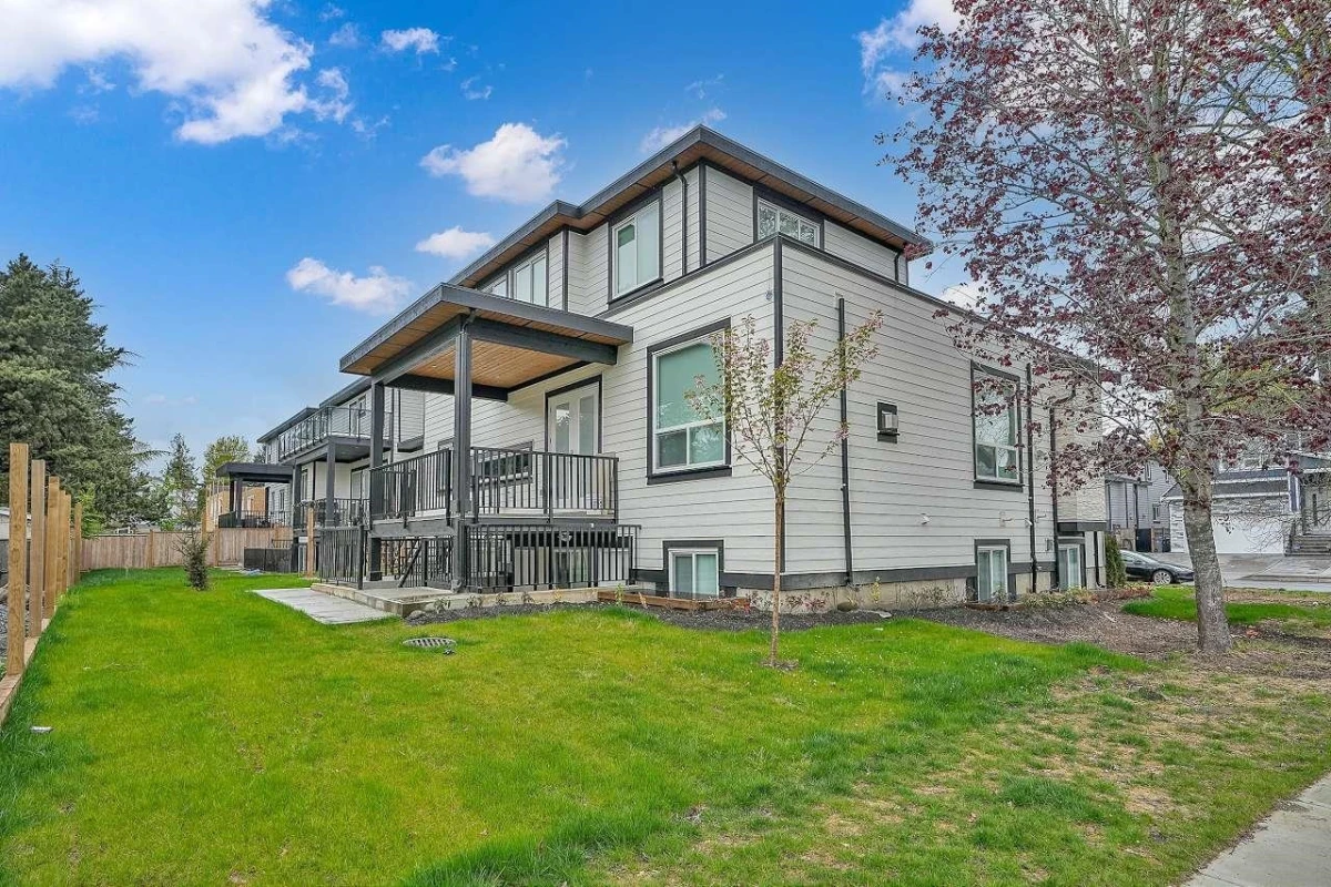 Living Room Photo of 17246 59 Avenue, Surrey, BC