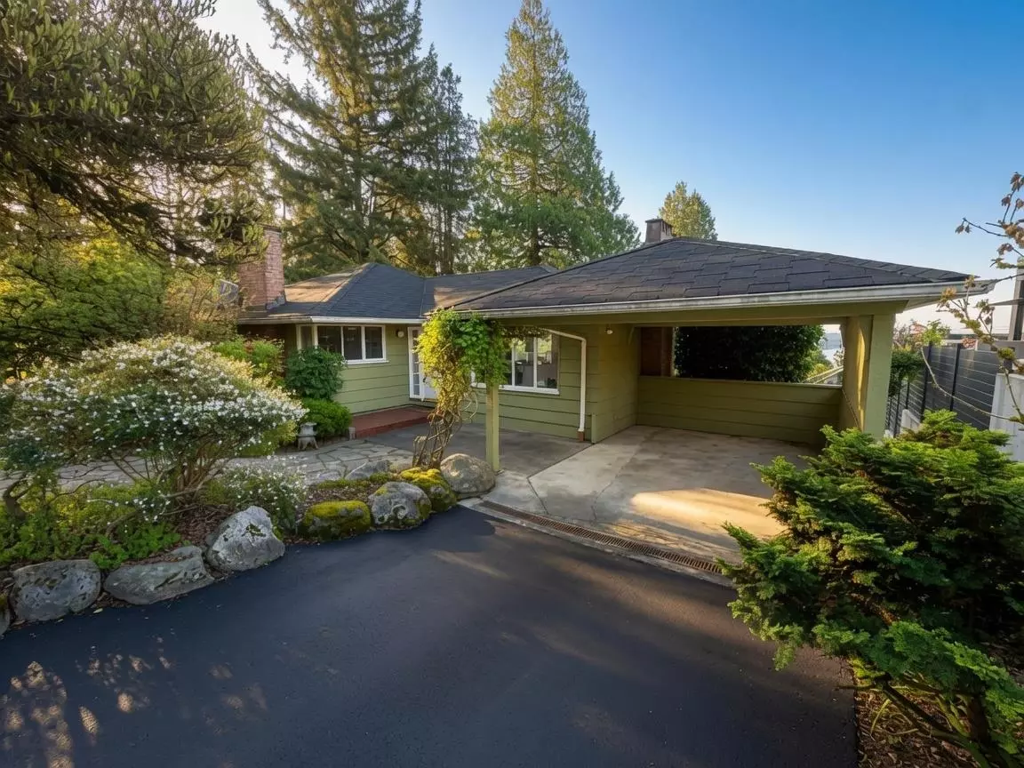 Family Room Photo of 1430 Nelson Avenue, West Vancouver, BC