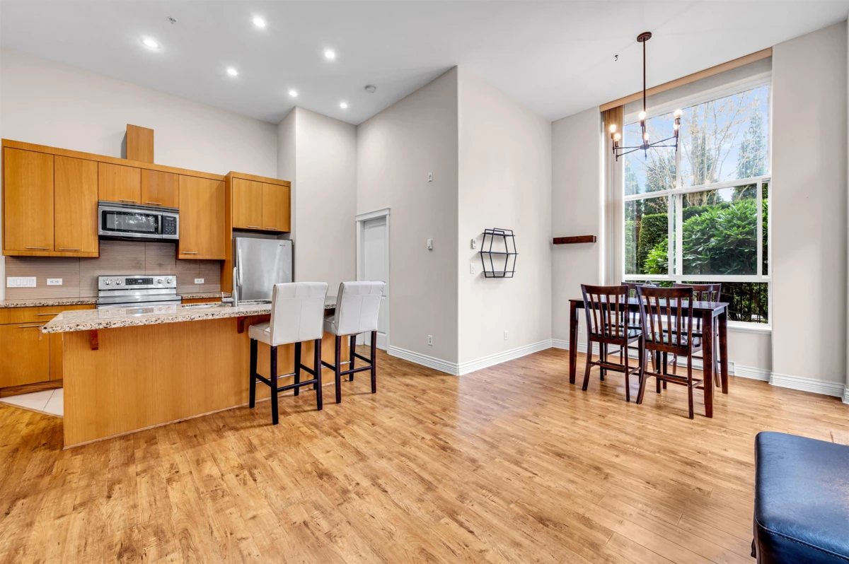 Family Room Photo of 111 2970 King George Boulevard, Surrey, BC