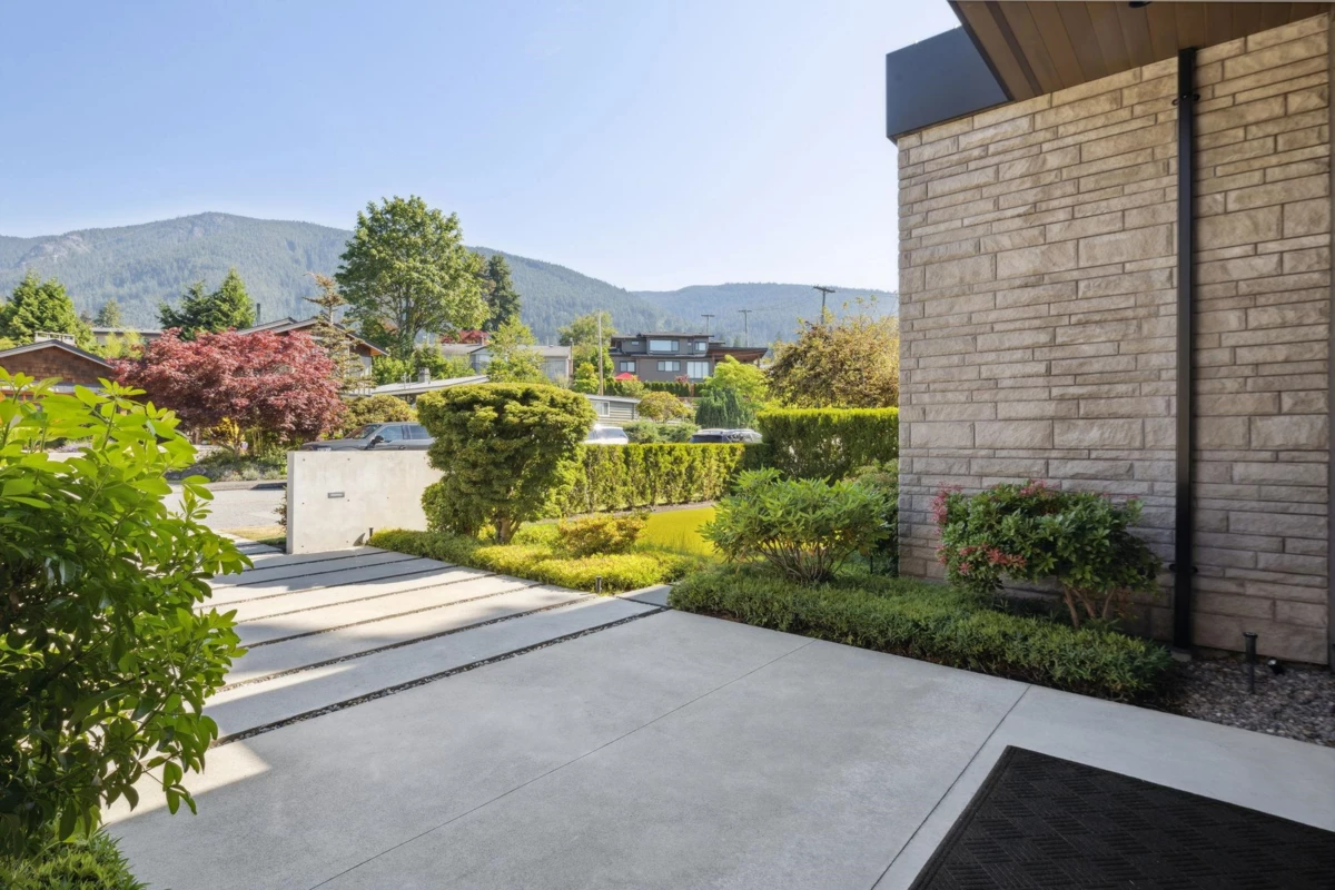 Family Room Photo of 983 Tudor Avenue, North Vancouver, BC