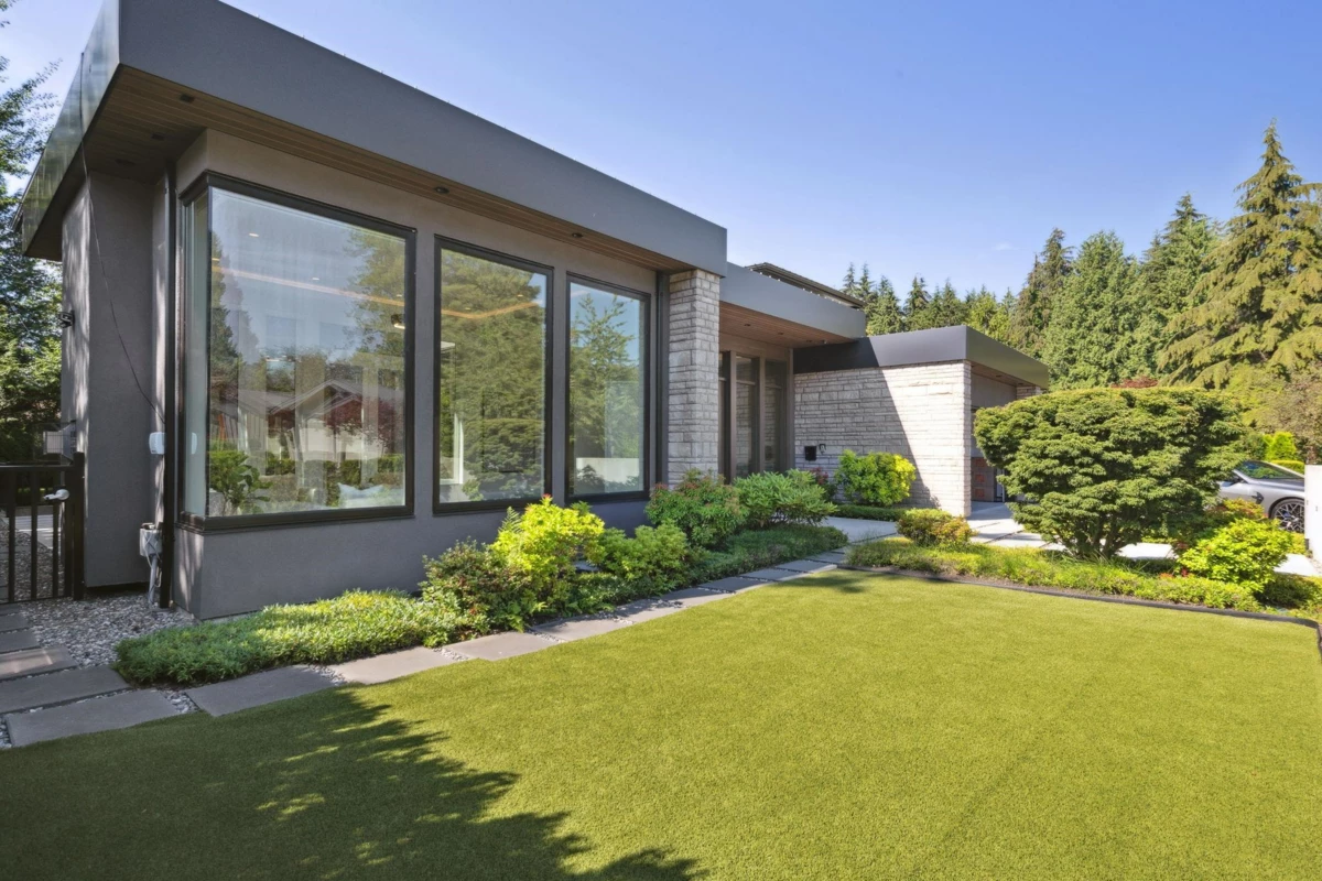 Living Room Photo of 983 Tudor Avenue, North Vancouver, BC