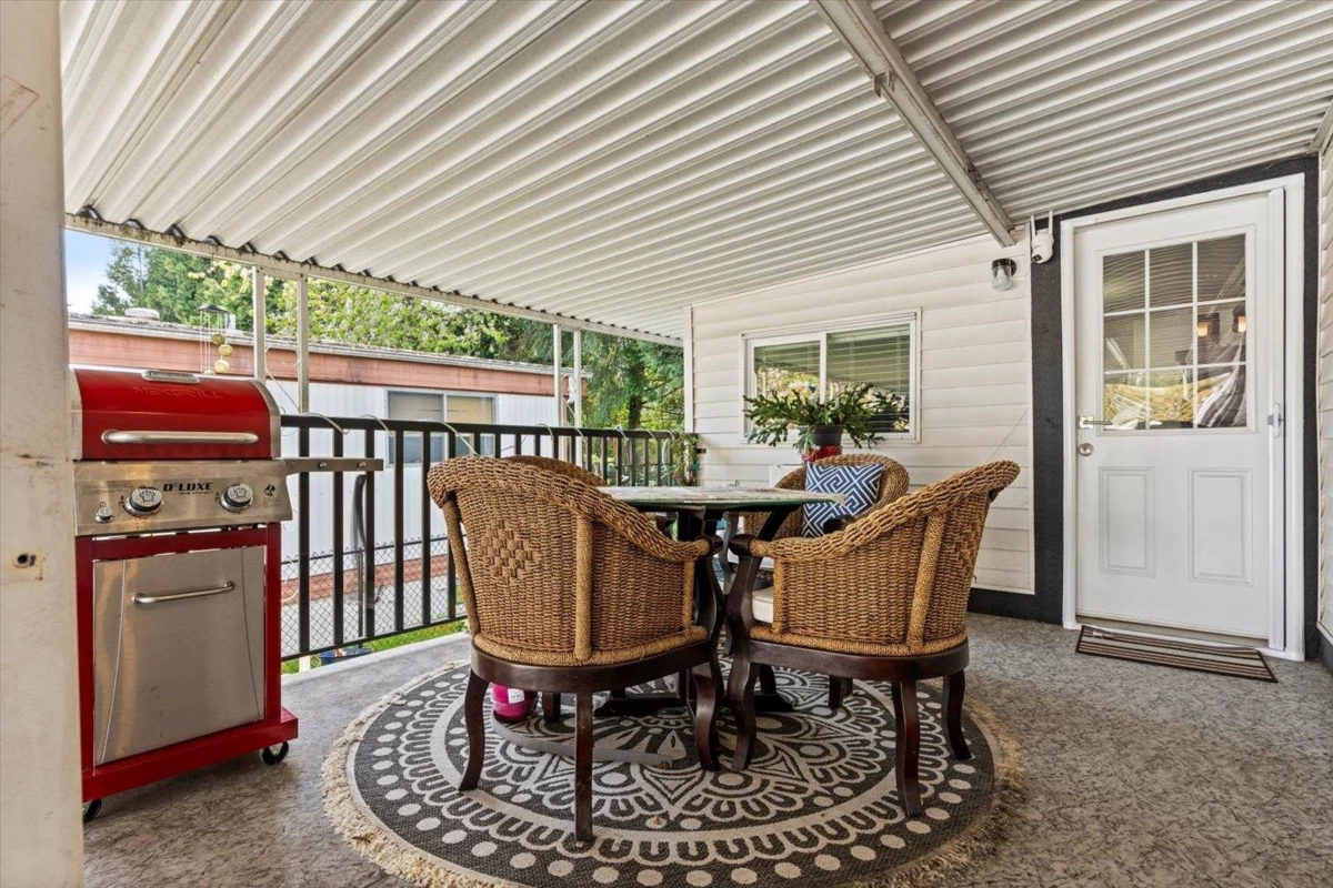 Dining Area Photo of 3 8220 King George Boulevard, Surrey, BC
