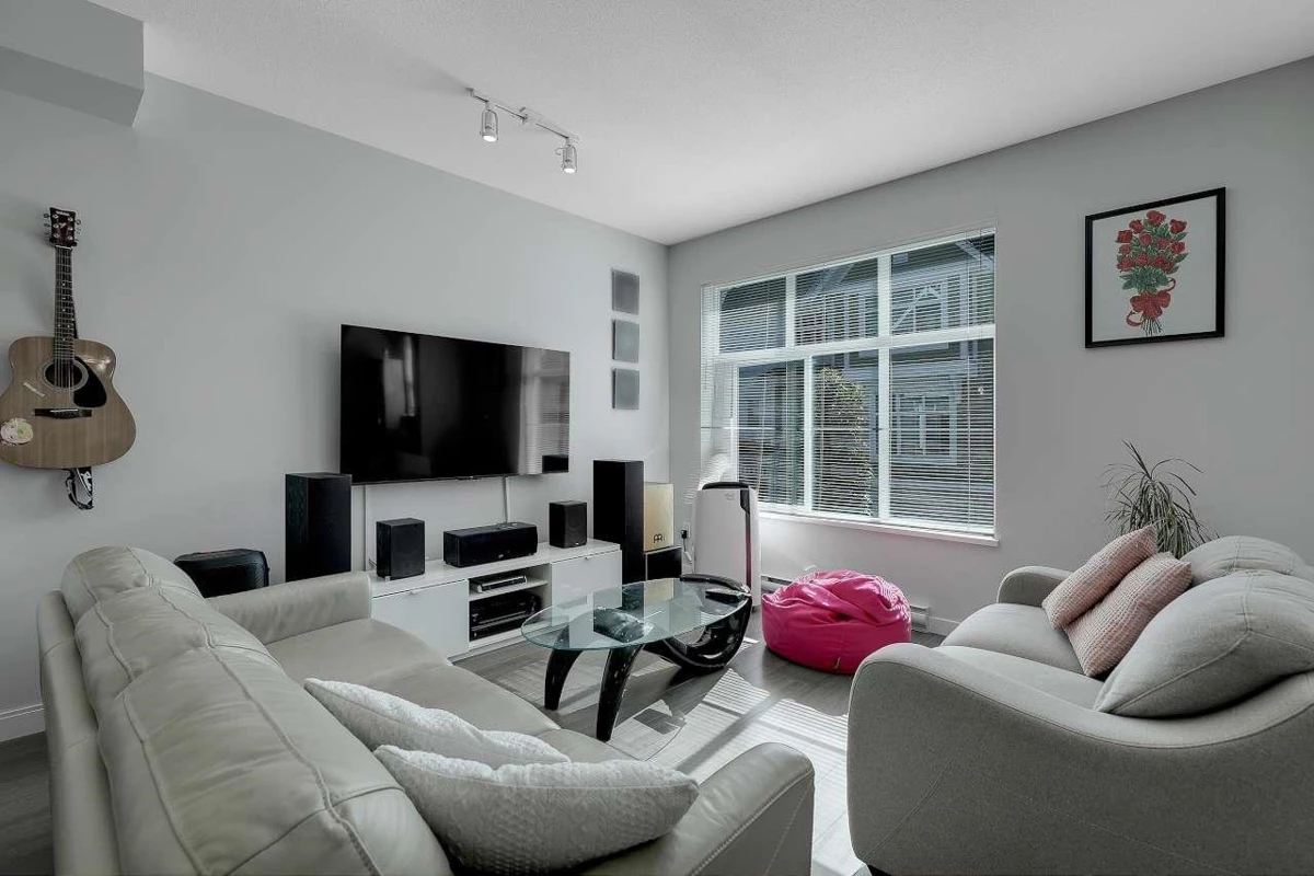 Living Room Photo of 2802 23061 Lougheed Avenue, Maple Ridge, BC