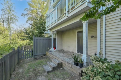 Front Yard Photo of 2802 23061 Lougheed Avenue, Maple Ridge, BC