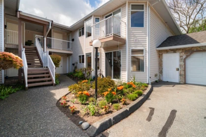 Front Yard Photo of 104 6875 121 Street, Surrey, BC
