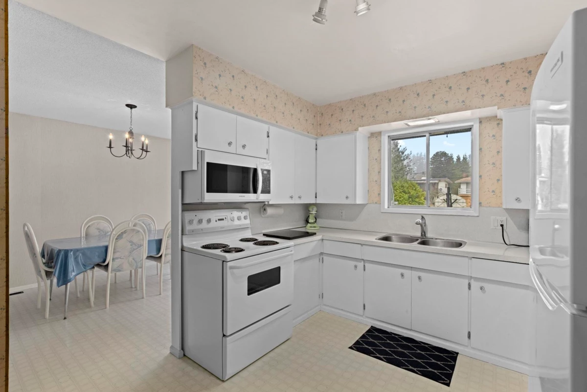 Family Room Photo of 13771 Malabar Avenue, White Rock, BC