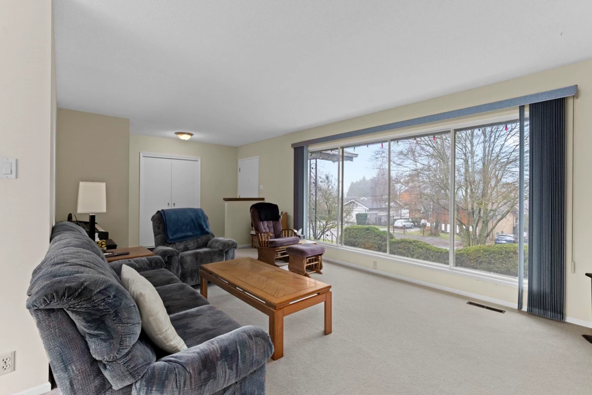 Living Room Photo of 13771 Malabar Avenue, White Rock, BC