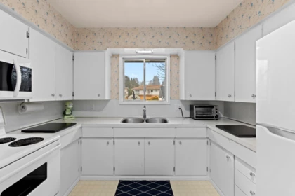 Kitchen Island Photo of 13771 Malabar Avenue, White Rock, BC