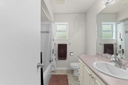 Primary Bathroom Photo of 13771 Malabar Avenue, White Rock, BC