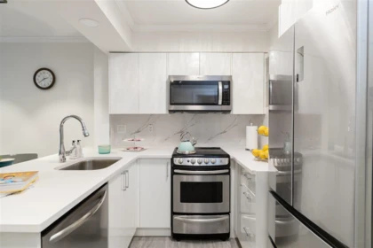 Kitchen Island Photo of 301 1189 Howe Street, Vancouver, BC