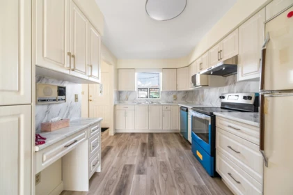 Kitchen Island Photo of 2547 E 34th Avenue, Vancouver, BC