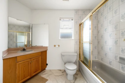 Primary Bathroom Photo of 2547 E 34th Avenue, Vancouver, BC