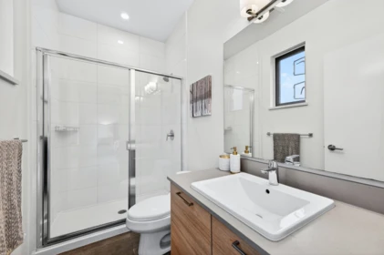 Guest Bathroom Photo of 1405 18505 Laurensen Place, Surrey, BC