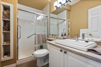 Entry Foyer Photo of 402 3172 Gladwin Road, Abbotsford, BC