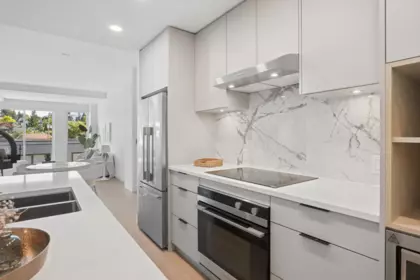 Kitchen Island Photo of 563 422 E 3rd Street, North Vancouver, BC