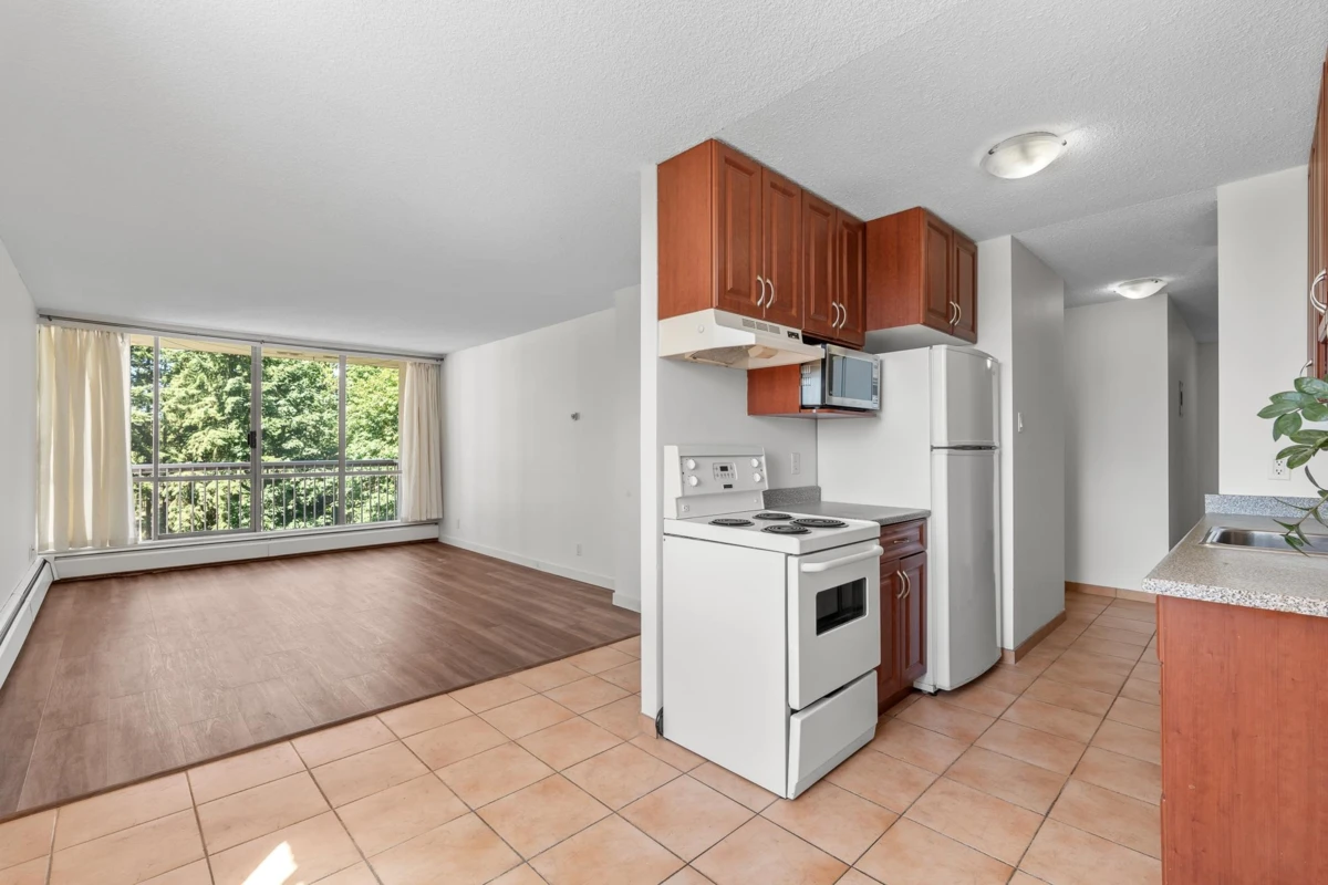 Family Room Photo of 911 2016 Fullerton Avenue, North Vancouver, BC
