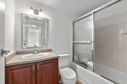 Guest Bathroom Photo of 911 2016 Fullerton Avenue, North Vancouver, BC