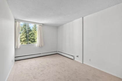 Walk-In Closet Photo of 911 2016 Fullerton Avenue, North Vancouver, BC