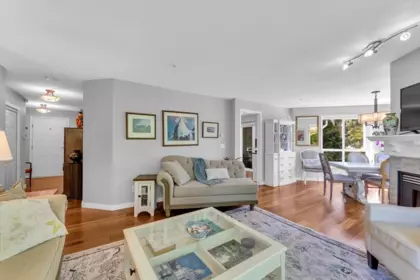 Kitchen Photo of 312 15555 16 Avenue, Surrey, BC
