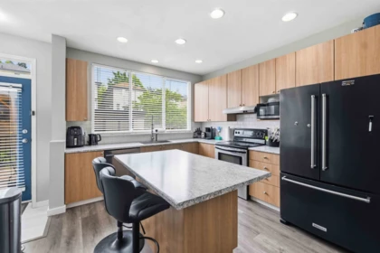 Kitchen Island Photo of 10288 243 Street, Maple Ridge, BC