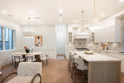 Kitchen Island Photo of 1 127 W 17th Avenue, Vancouver, BC