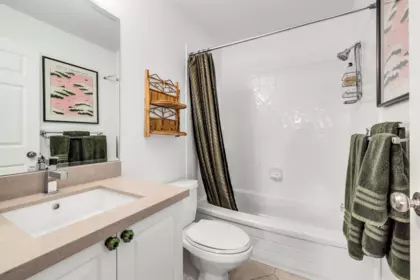 Guest Bathroom Photo of 3 15161 Prospect Avenue, White Rock, BC