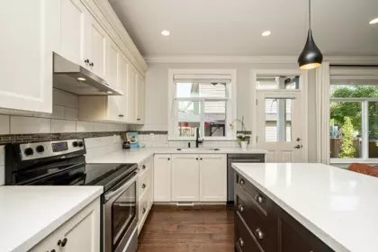 Kitchen Photo of 19299 69a Avenue, Surrey, BC