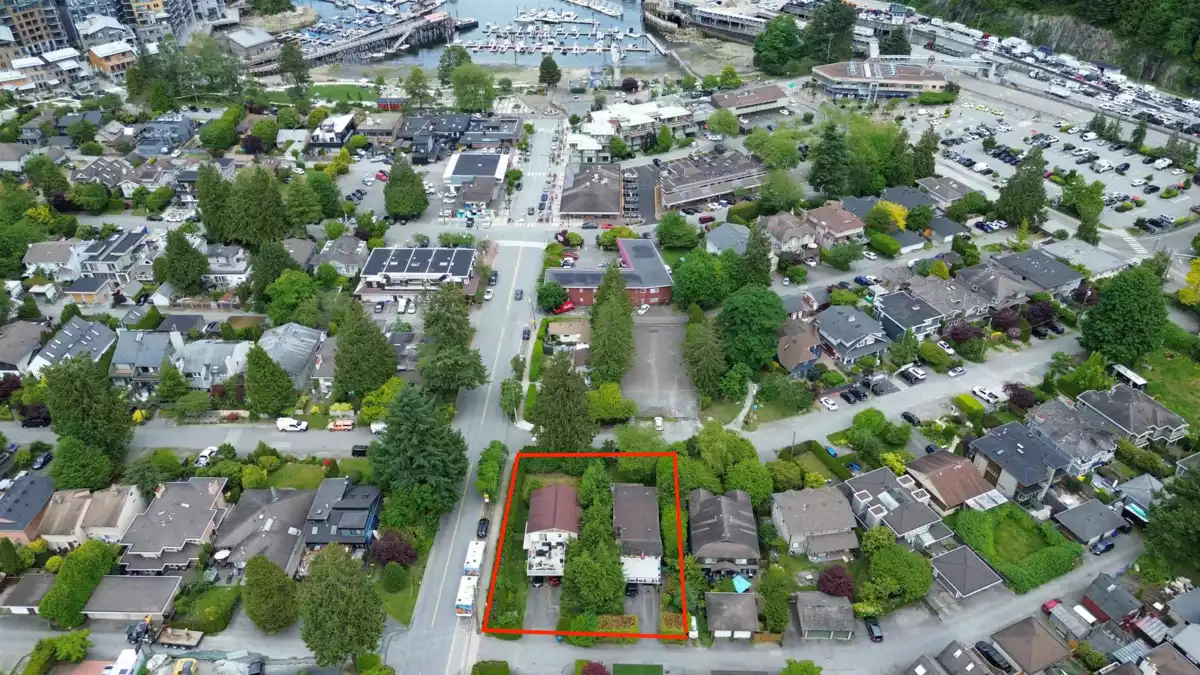Kitchen Island Photo of 6388 Douglas Street, West Vancouver, BC