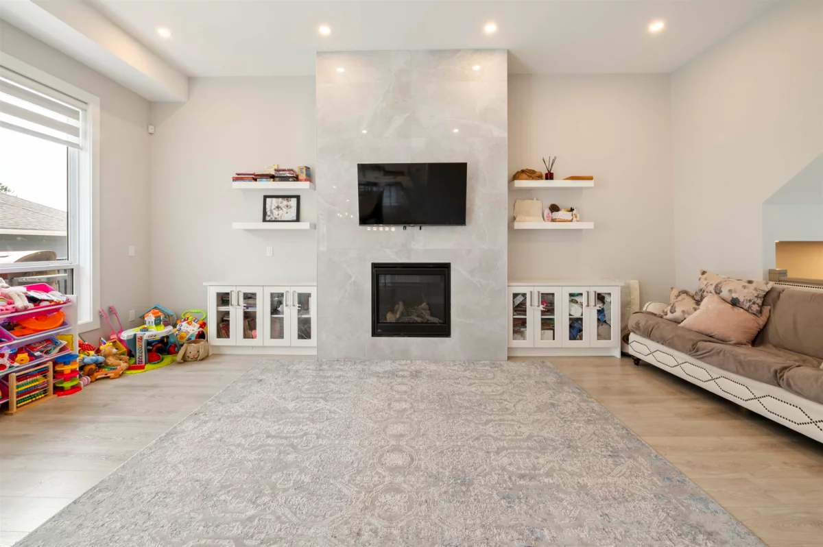 Kitchen Island Photo of 36 4217 Old Clayburn Road, Abbotsford, BC