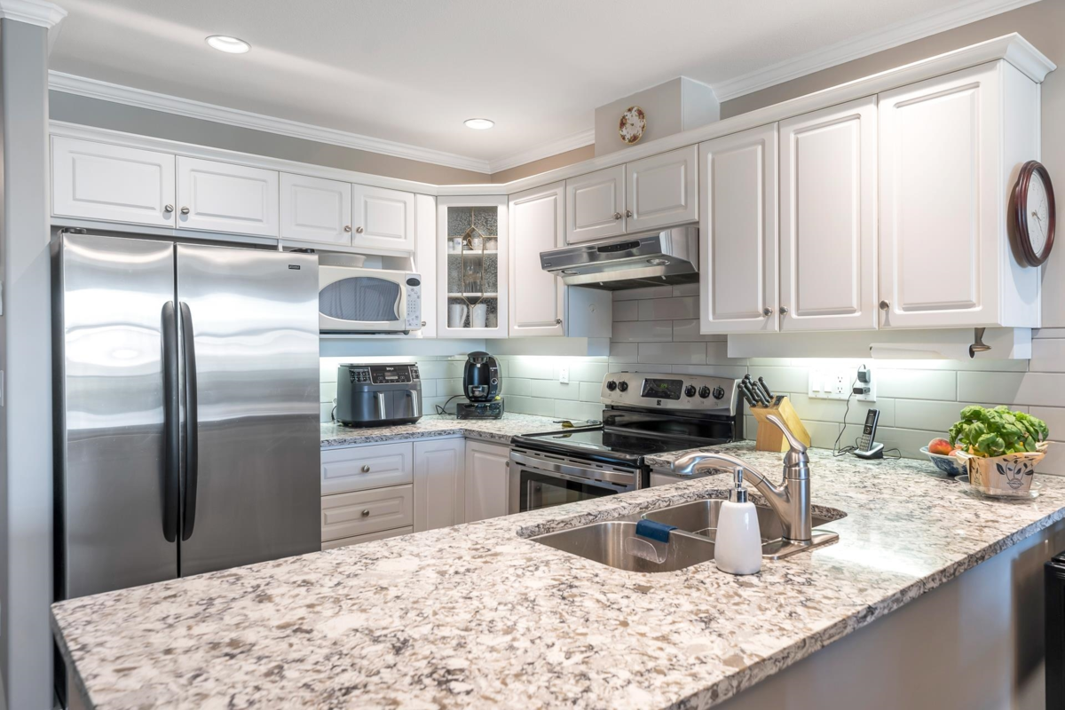 Dining Area Photo of 202 15284 Buena Vista Avenue, White Rock, BC