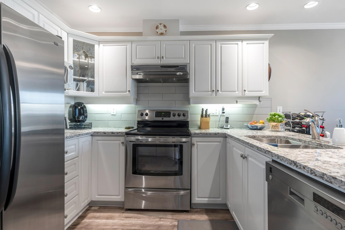 Family Room Photo of 202 15284 Buena Vista Avenue, White Rock, BC