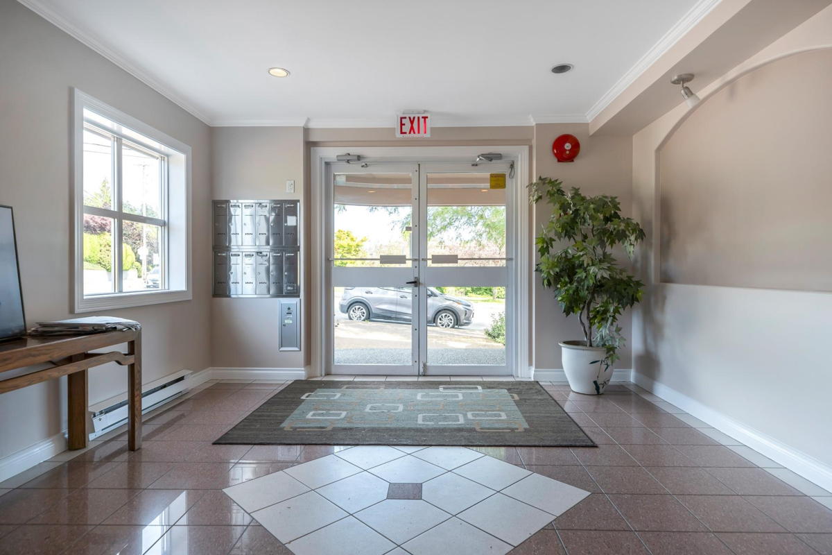 Front Yard Photo of 202 15284 Buena Vista Avenue, White Rock, BC