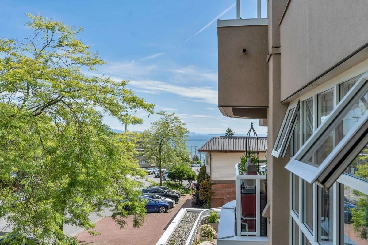 Guest Bathroom Photo of 202 15284 Buena Vista Avenue, White Rock, BC