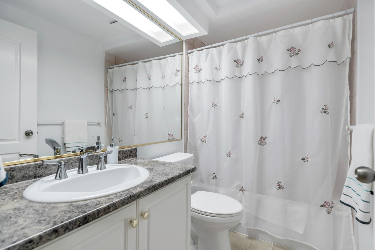 Hallway Photo of 202 15284 Buena Vista Avenue, White Rock, BC