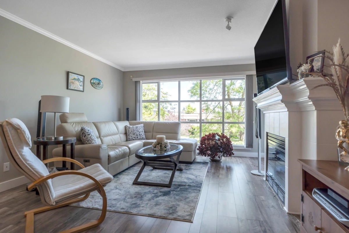 Kitchen Island Photo of 202 15284 Buena Vista Avenue, White Rock, BC