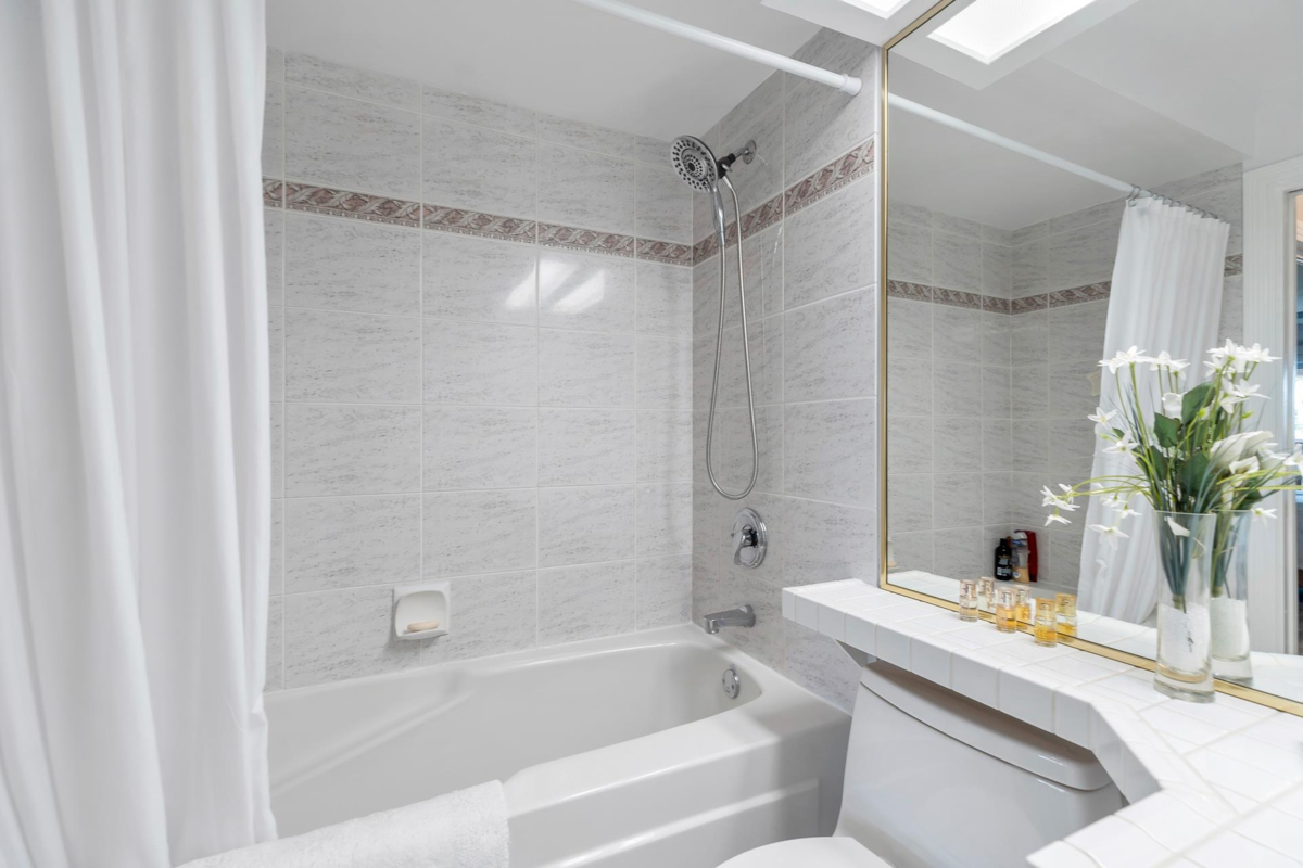 Mudroom Photo of 202 15284 Buena Vista Avenue, White Rock, BC