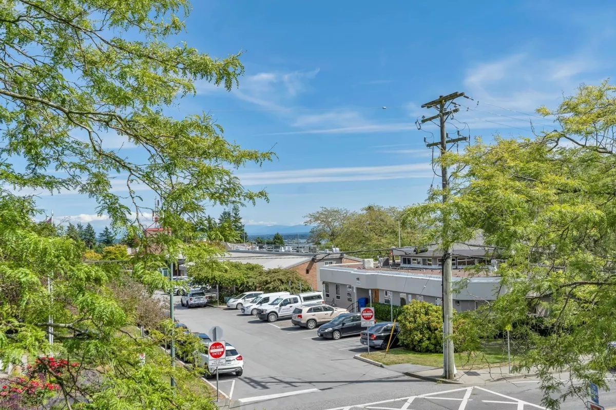 Powder Room Photo of 202 15284 Buena Vista Avenue, White Rock, BC