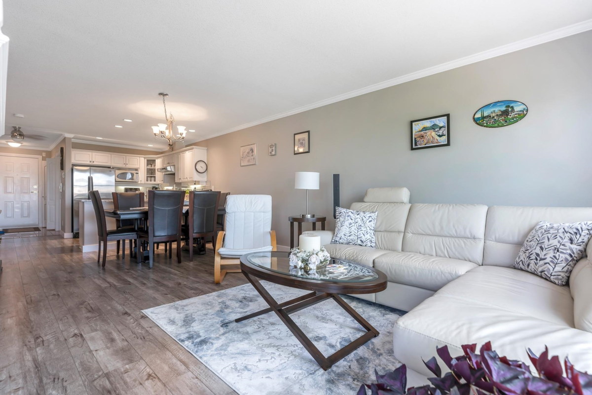 Primary Bathroom Photo of 202 15284 Buena Vista Avenue, White Rock, BC