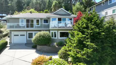 441 S Fletcher Road, Gibsons, BC, Gibsons — Single Family Residence for sale