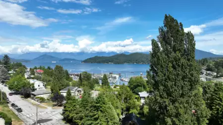 441 S Fletcher Road, Gibsons, BC, Gibsons — Single Family Residence for sale
