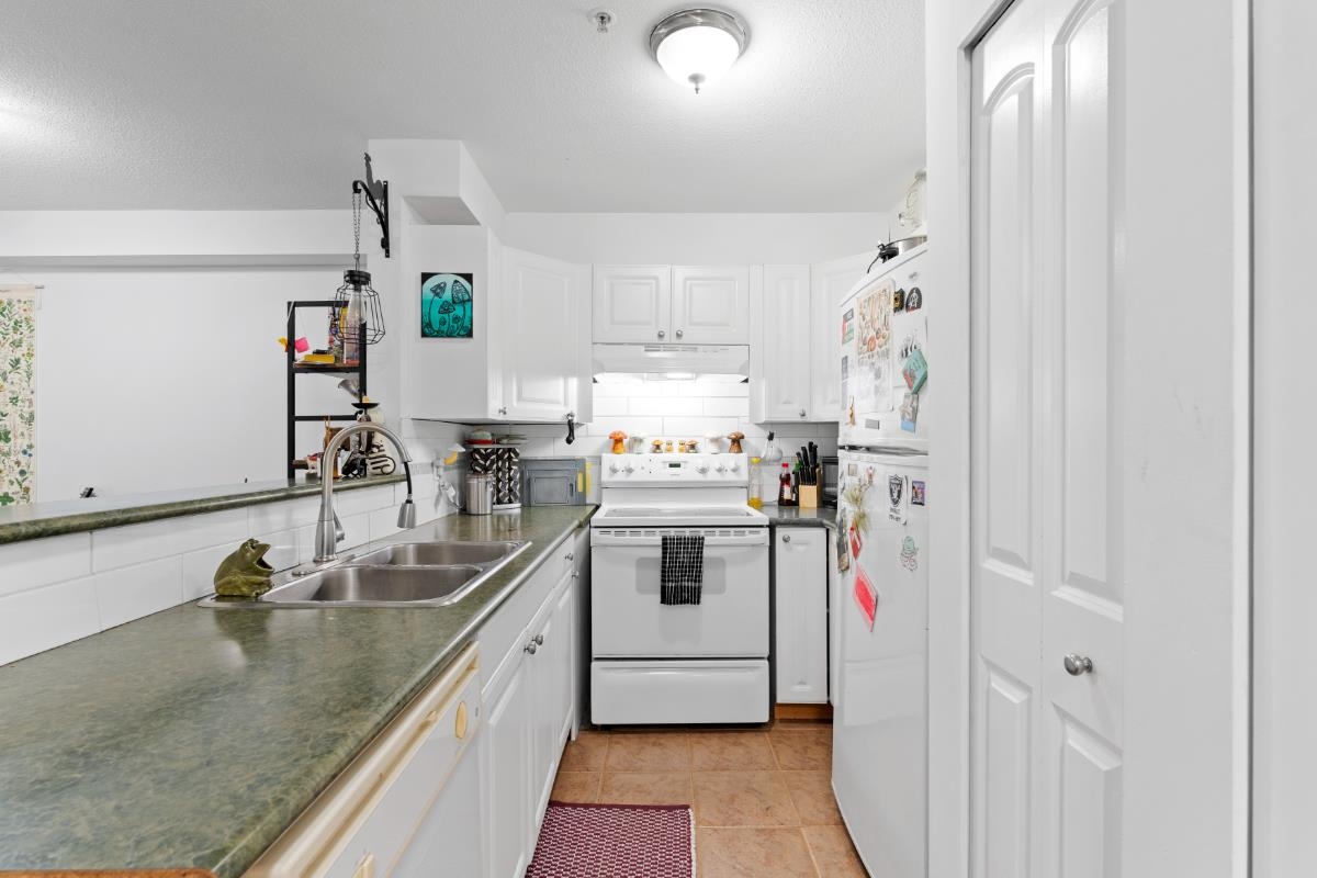 Kitchen Photo of 108 20561 113 Avenue, Maple Ridge, BC