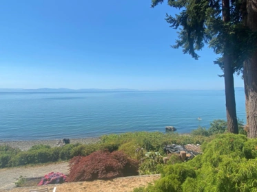 1714 Ocean Beach Esplanade, Gibsons, BC, Gibsons & Area — 3 bed single family residence for sale