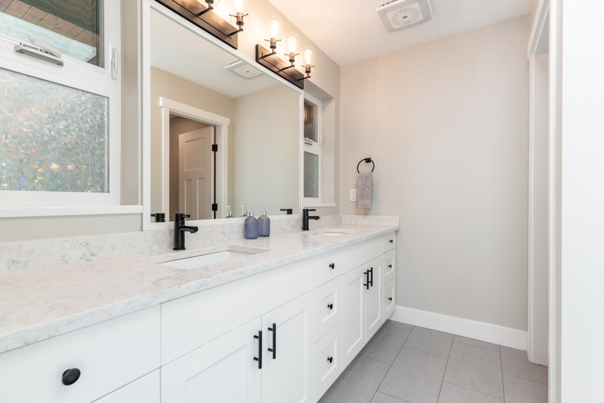 Guest Bathroom Photo of 27561 Sayers Crescent, Maple Ridge, BC