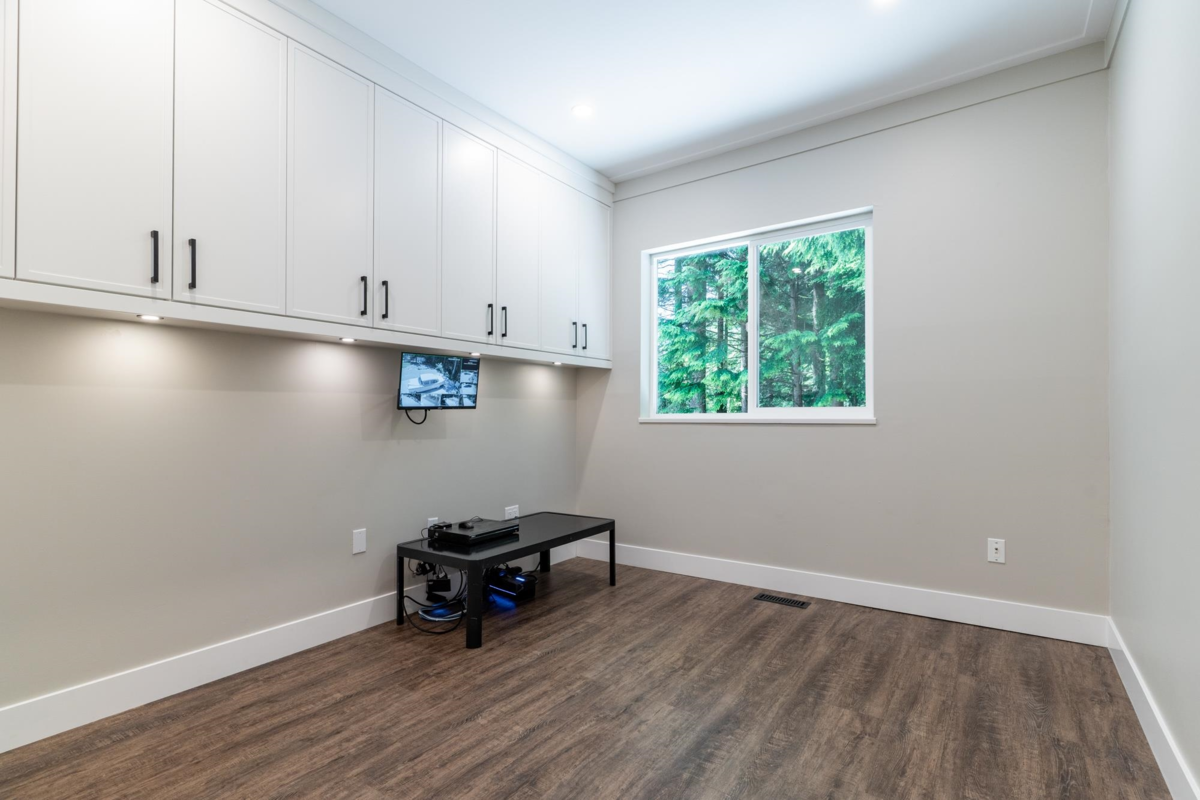 Hallway Photo of 27561 Sayers Crescent, Maple Ridge, BC