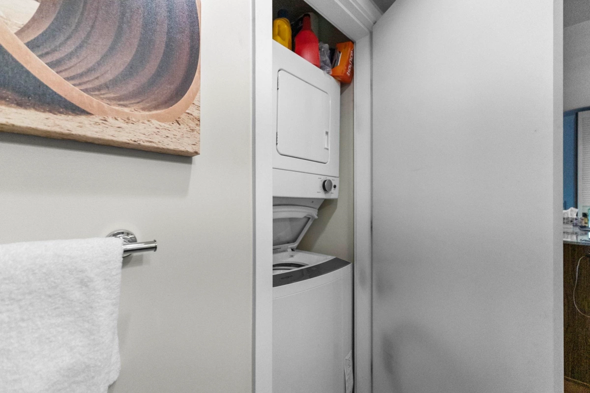 Entry Foyer Photo of 507 1088 Richards Street, Vancouver, BC