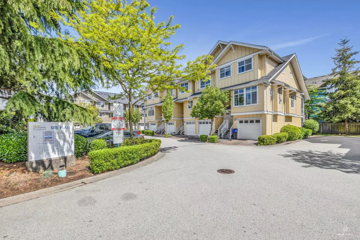 Living Room Photo of 8 935 Ewen Avenue, New Westminster, BC