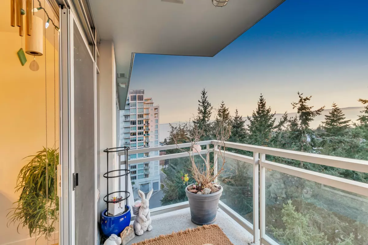 Dining Area Photo of 1203 15152 Russell Avenue, White Rock, BC