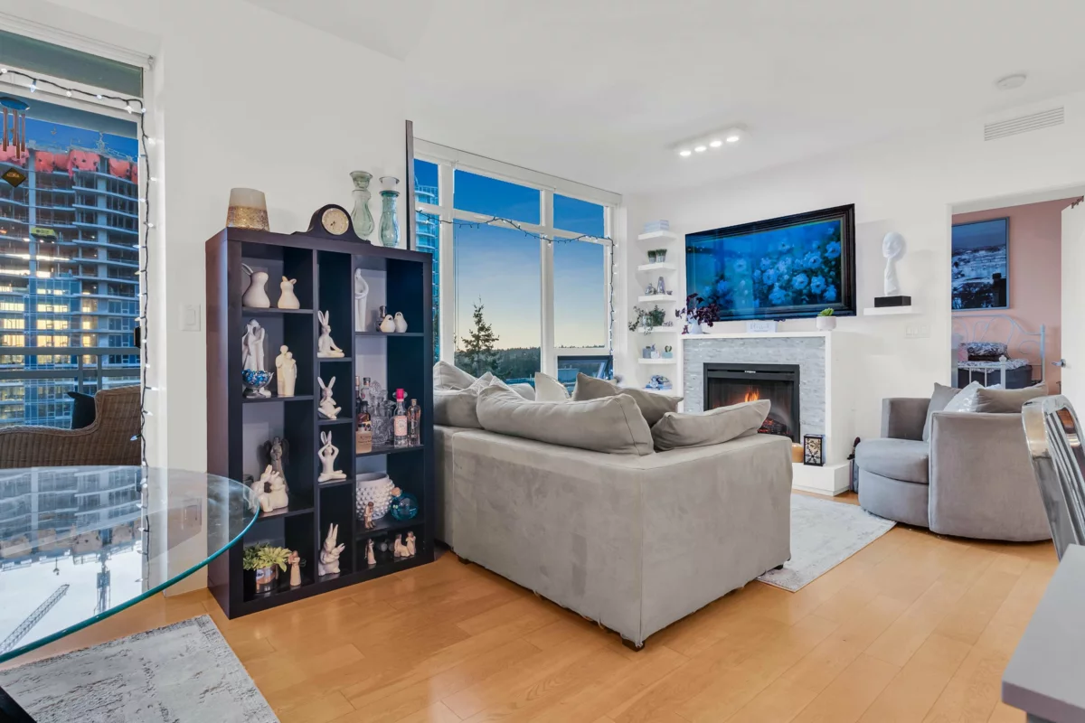 Exterior Front Photo of 1203 15152 Russell Avenue, White Rock, BC