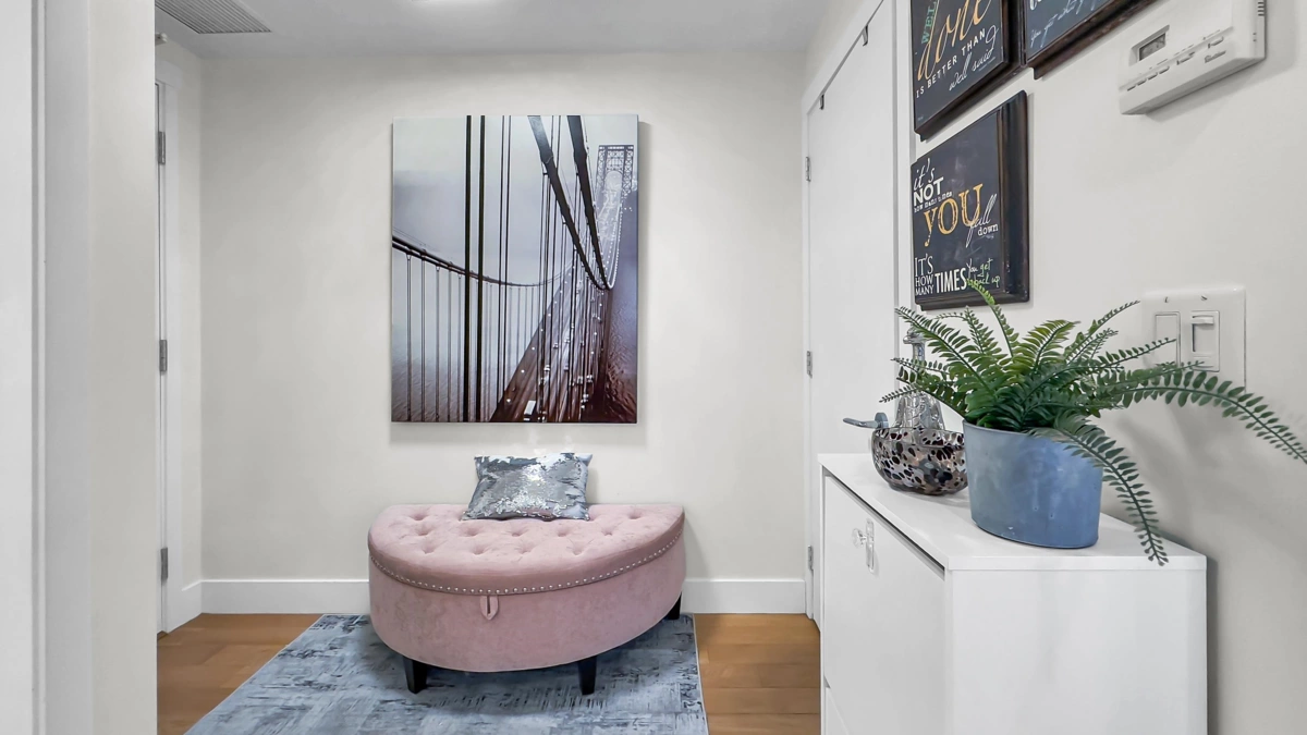 Family Room Photo of 1203 15152 Russell Avenue, White Rock, BC